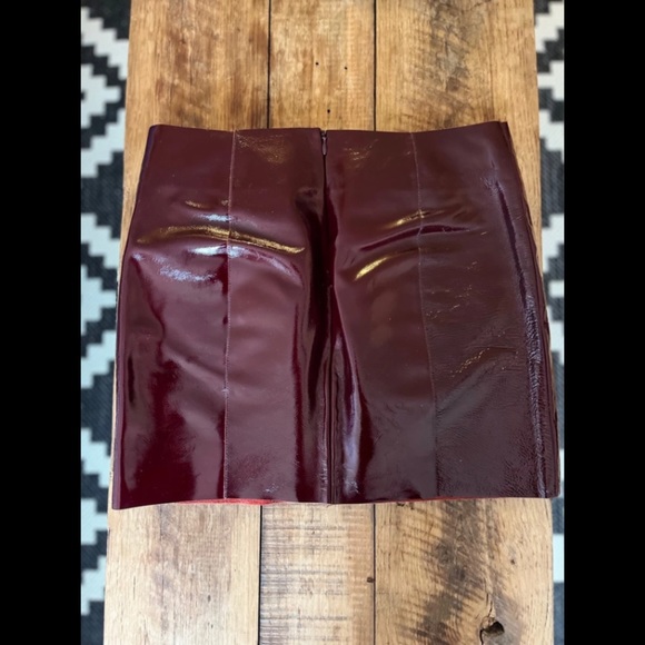 Mini skirt in trendy leather pop of red - Picture 4 of 6